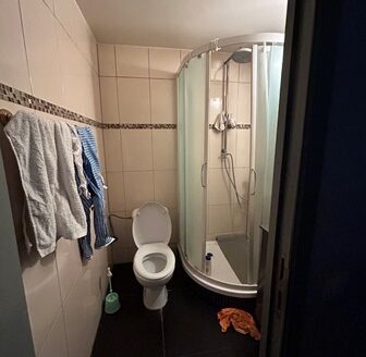 Dans une maison Bruxelloise, 4 appartements 1 ch (peu de charges communes)