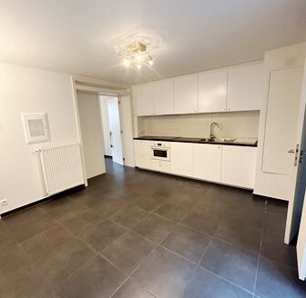 Charmant petit appartement 1ch avec cour dans maison Bruxelloise