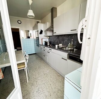 Spacieux appartement traversant 2chs & terrasse fermée (+/-115m2)