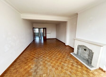 Spacieux appartement traversant 2chs & terrasse fermée (+/-115m2)