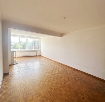 Spacieux appartement traversant 2chs & terrasse fermée (+/-115m2)