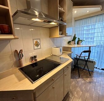 Agréable appartement super meublé, 2chs+bur, parking, terrasse, piscine.