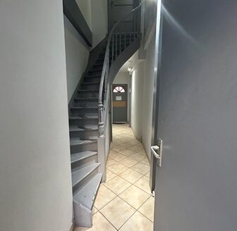 Type « maisonnette » arrière dans petite copropriété 1ch poss.2chs avec cour