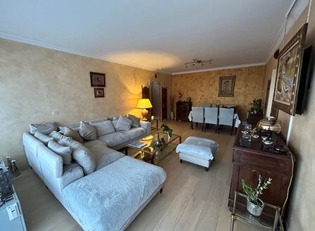 Lumineux appartement 2 chs + bureau, terrasse et parking – Quartier résidentiel