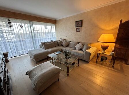 Agréable appartement super meublé, 2chs+bur, parking, terrasse, piscine.