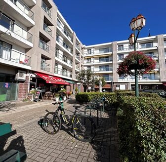 Chamant grand studio meublé avec espace nuit et grande terrasse