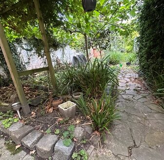 Maison de rapport Bruxelloise: 2 appart. 1chs, 1 studio et une profession libérale & grand jardin